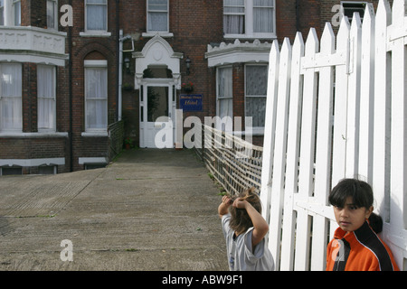 I bambini rifugiati in attesa al di fuori di un hotel a Dover, Regno Unito. 2004. Foto Stock
