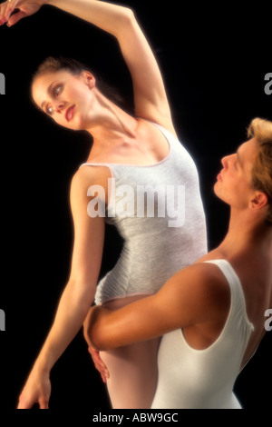 Ballerini in grazioso porre allo studio e alla pratica si muove per le prestazioni Foto Stock