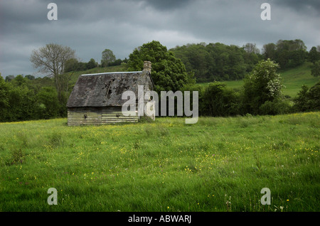 Fienile abbandonati in pascoli, Normandia, Francia Foto Stock