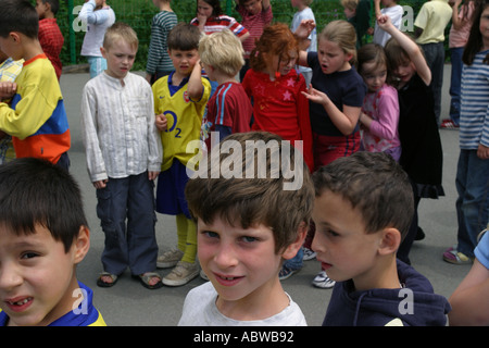 I bambini la linea prima di andare nelle loro classi, Londra scuola Junior, Betty Layward School di Londra, Regno Unito. 2004. Foto Stock