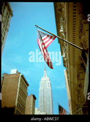 Una bandiera americana sulla Quinta Avenue di New York. Foto Stock