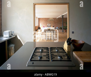 Appartamento di magazzino. Guardando da cucina verso la zona pranzo. Architetto: Ken Rorrison Foto Stock