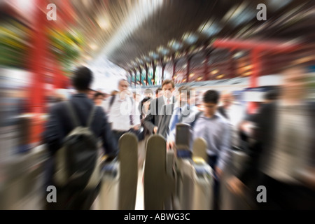 Rush Hour pendolari che arrivano ad una trafficata Stazione di Londra. Solo per uso editoriale. Foto Stock