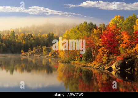 I colori dell'autunno, la mattina presto, su Simon Lago, Naughton, città di maggiore Sudbury, Ontario, Canada. Foto Stock