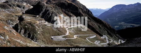 Vista panoramica del centro storico di Swiss mountain pass Tremola, San Gottardo Foto Stock