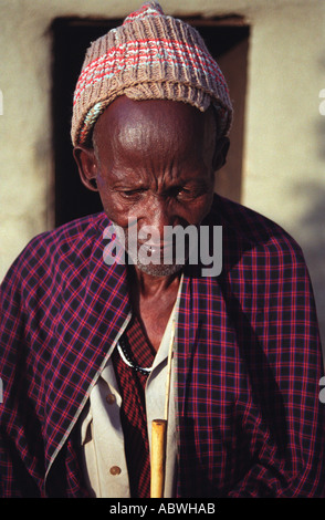 Maasai anziano nel suo tradizionale accappatoi Shambarai Tanzania Foto Stock