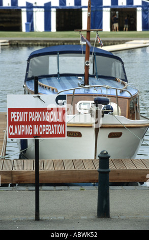 Un segnale di avvertimento per veicoli sembra applicarsi ad una barca ormeggiata sul fiume Tamigi a henley Foto Stock