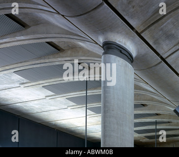 Canary Wharf Station e la Jubilee Line Extension, la metropolitana di Londra. Dettaglio del pilastro e tetto. Architetto: Foster Associates Foto Stock