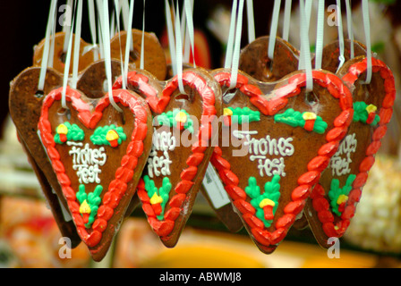 Cuori di panpepato su un mercato prima di natale Lebkuchenherzen Weihnachtsmarkt Foto Stock