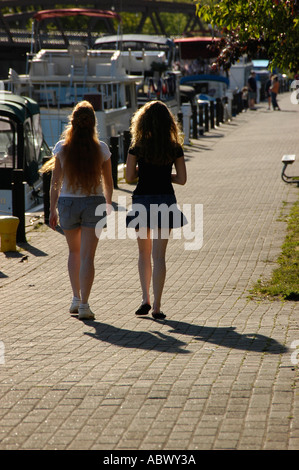 Due giovani donne fuori per una passeggiata lungo il Canale Erie, Fairport NY USA. Foto Stock