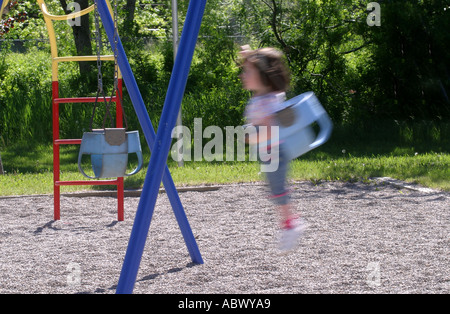 2 anno di età in uno swing Foto Stock