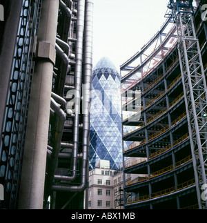 La Swiss Re Tower o il gherkin con l'edificio Lloyds sulla sinistra e la nuova costruzione sulla destra 30 Saint Mary Axe Londra Inghilterra Regno Unito KATHY DEWITT Foto Stock