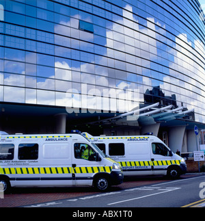 St John Ambulance veicoli parcheggiati al di fuori del Giubileo ala progettato dagli architetti usignoli di Kings College Hospital di Londra Sud UK KATHY DEWITT Foto Stock