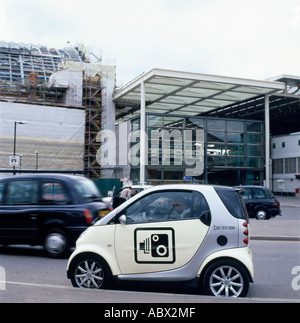 Smart Auto con sistemi TVCC mobile fotocamera velocità al di fuori di San Pancrazio stazione ferroviaria, Londra, Inghilterra, Regno Unito KATHY DEWITT Foto Stock