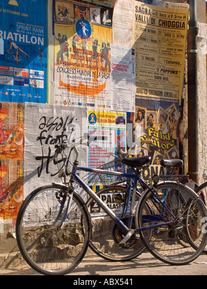 Le biciclette e i poster Chioggia Italia Foto Stock