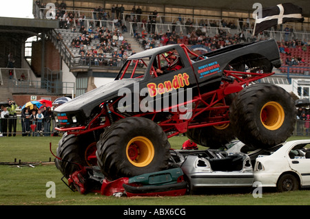 Monster Truck, frantumazione, automobili, bigfoot, SUV, quattro da, 4, 4X4, la trazione a quattro ruote motrici, grande, ruote e pneumatici, Pneumatici, show pubblico, liabi Foto Stock