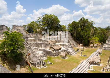 Acropoli nord presso le rovine Maya in Gran Plaza che mostra la civiltà della storica Indiani di Maya a villag remoto Foto Stock