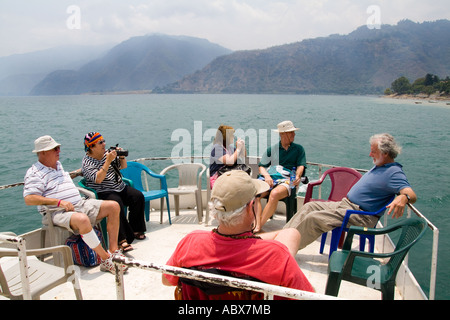 I turisti in barca rilassante vicino a Panajachel sul telecomando lago Atitlan in Guatemala Foto Stock