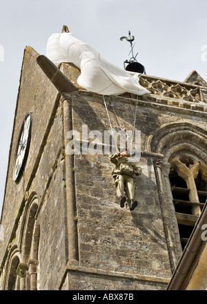 Modello di John Steele paracadutista USA ottantaduesima Airborne sulla torre della chiesa di St Mere Eglise, Normandia, Francia Foto Stock