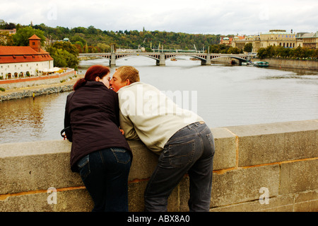 Repubblica Ceca, Praga, Charles Bridge, giovane Foto Stock