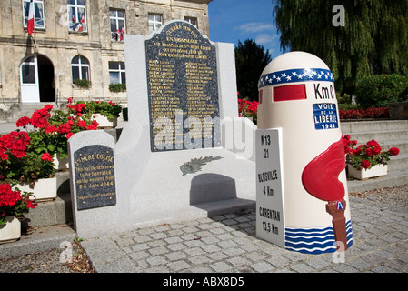 D giorno pietra di liberazione a zero km al di fuori della città di Hall in St Mere Eglise, Normandia, Francia Foto Stock