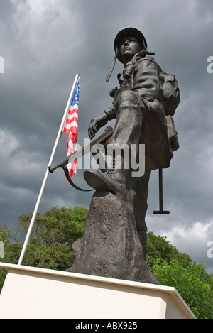 Iron Mike D-Day War Memorial alle forze aeree statunitensi che hanno liberato St Mere Eglise Normandy France Foto Stock