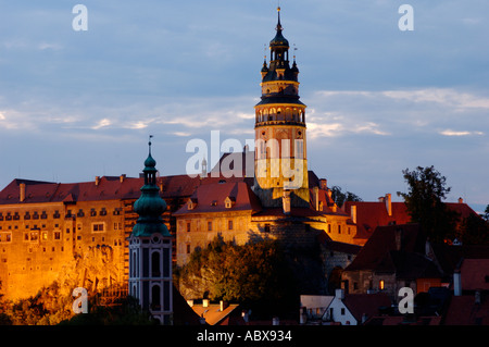 Repubblica ceca, Cesky Krumlov, castello di Cesky Krumlov e la città di notte Foto Stock