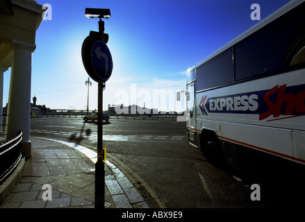 La National Express Coach sul lungomare di Brighton, la mattina presto. Foto Stock