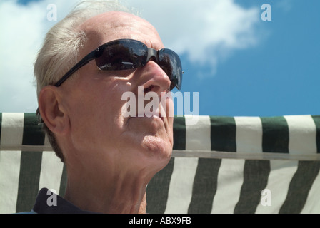 Uomo anziano indossando occhiali da sole Foto Stock
