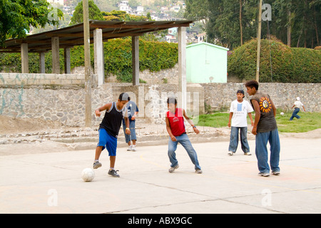 Ragazzi che giocano a calcio calcio giochi sul cemento in San Antonio sul telecomando lago Atitlan in Guatemala Foto Stock