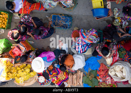 I fornitori locali in insolito angolo birdseye dal di sopra in un colorato stampato vestiti in centro shopping in giorno di mercato nel villaggio di ch Foto Stock