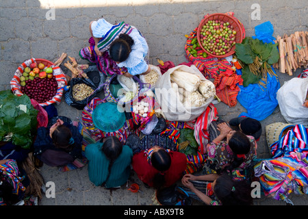 I fornitori locali in insolito angolo birdseye dal di sopra in un colorato stampato vestiti in centro shopping in giorno di mercato nel villaggio di ch Foto Stock