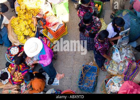 I fornitori locali in insolito angolo birdseye dal di sopra in un colorato stampato vestiti in centro shopping in giorno di mercato nel villaggio di ch Foto Stock