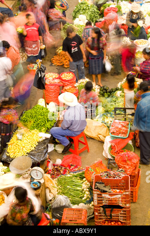 I fornitori locali in insolito angolo birdseye dalla abovewith movimento sfocata in colorati vestiti stampati nella frutta shopping centre su Foto Stock