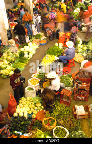 I fornitori locali in insolito angolo birdseye dalla abovewith movimento sfocata in colorati vestiti stampati nella frutta shopping centre su Foto Stock