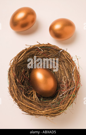 Tre uova d'oro e nest Foto Stock