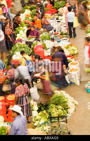 I fornitori locali in insolito angolo birdseye dalla abovewith movimento sfocata in colorati vestiti stampati nella frutta shopping centre su Foto Stock