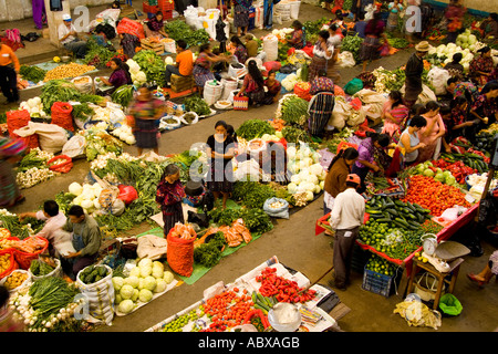 I fornitori locali in insolito angolo birdseye dalla abovewith movimento sfocata in colorati vestiti stampati nella frutta shopping centre su Foto Stock