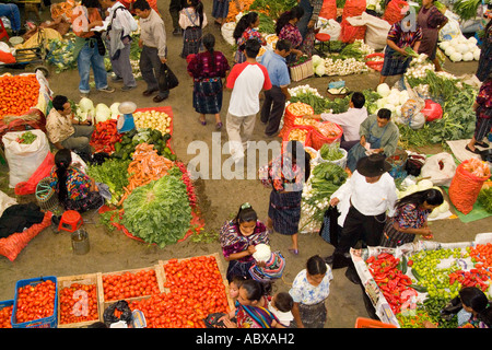 I fornitori locali in insolito angolo birdseye dalla abovewith movimento sfocata in colorati vestiti stampati nella frutta shopping centre su Foto Stock