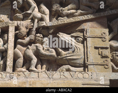 Conques, ehemalige Abteikirche Ste-Foy, Tympanon: Höllenschlund Foto Stock