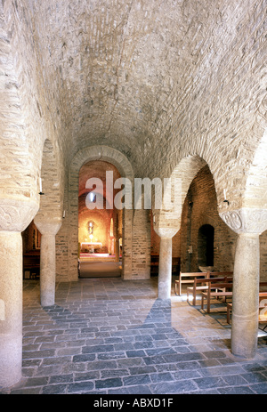 Saint-Martin-de-Canigou, Oberkirche, Badia, Blick nach Osten mit zentralem Gurtbogen Foto Stock