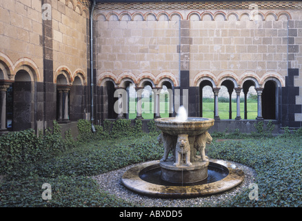 Maria Laach, Abteikirche, Paradies mit Löwenbrunnen Foto Stock