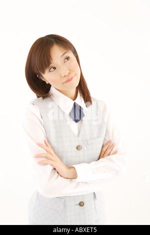 Una donna in abbigliamento formale chiedendo Foto Stock