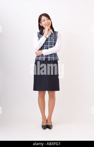 Una donna in abbigliamento formale chiedendo Foto Stock