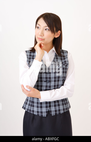 Una donna in abbigliamento formale chiedendo Foto Stock