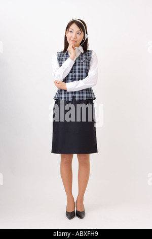 Una donna con cuffia chiedendo Foto Stock