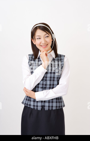 Una donna con cuffia chiedendo Foto Stock