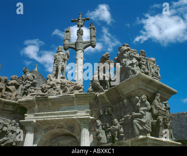 Scolpiti Calvaire (Calvario) nel contenitore a Guimiliau, vicino Landivisiau, Bretagne (Bretagna), Francia. Foto Stock