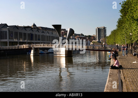 Seduto al sole mediante peros Bridge nel porto di Bristol Inghilterra Foto Stock