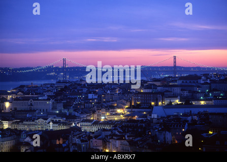 Ponte de 25 Abril Ponte sul Fiume Tagus crepuscolo / Crepuscolo vista Lisbona Portogallo Foto Stock